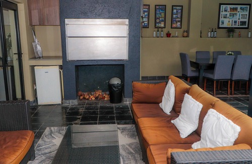 George House | Paradise at home spacious 3-bedroom house with swimming pool in George