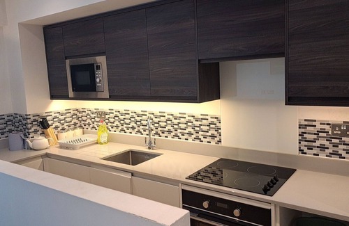 Bracknell Apartment | PARADISE - AWAY - FROM - HOME.n6 minutes walk to the train and bus station, etc.