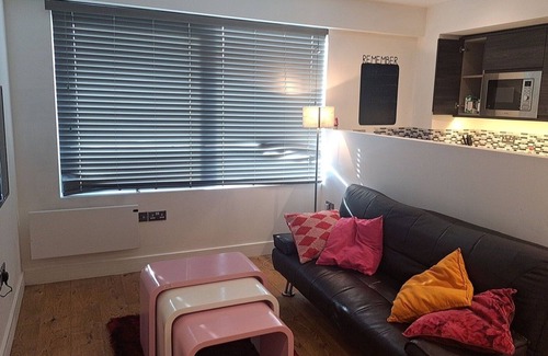 Bracknell Apartment | PARADISE - AWAY - FROM - HOME.n6 minutes walk to the train and bus station, etc.