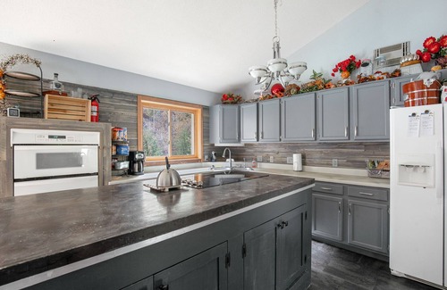 Rapid City House | Paradise by the Creeks edge, hot tub overlooking creek, bar area w/music BT