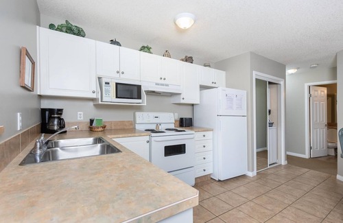 Lethbridge Condo | Paradise Canyon Golf Resort - Luxury Condo M401