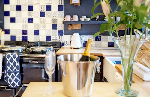 Westbourne Cottage | Paradise Cottage - a cottage that sleeps 6 guests in 3 bedrooms