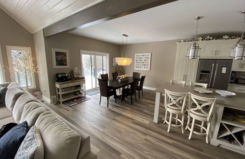 Armour Cottage | Paradise Cove Lakefront Cottage