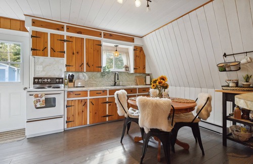 East Dalhousie Cottage | Paradise cove- lakefront cottage with Hot Tub