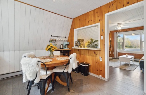 East Dalhousie Cottage | Paradise cove- lakefront cottage with Hot Tub