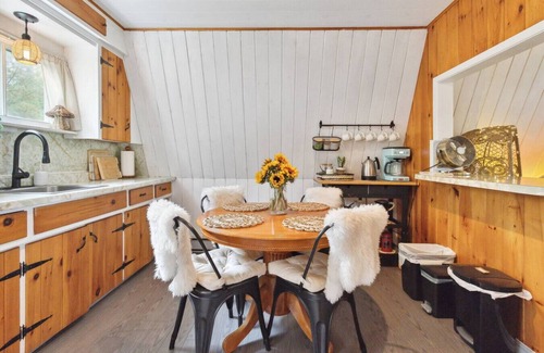 East Dalhousie Cottage | Paradise Cove - Lakefront with Projector & Hot Tub
