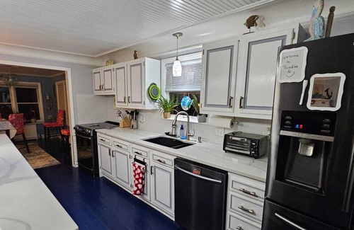 Michigan House | Paradise found in this charming 2-bedroom house on Lake Erie Waterfront