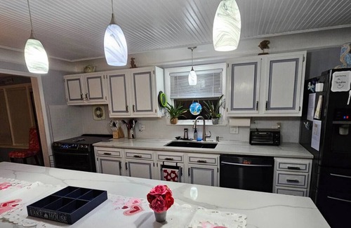 Michigan House | Paradise found in this charming 2-bedroom house on Lake Erie Waterfront