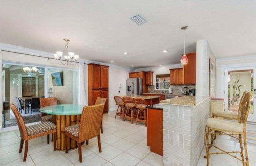 McGregor House | Paradise Getaway at our Luxury & Spacioius 4 BR beauty