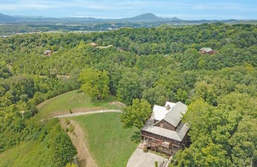 Sevierville House | Paradise Glenn, Huge Cabin, Hot Tub, Game Room, 560 FREE tickets each paid day!
