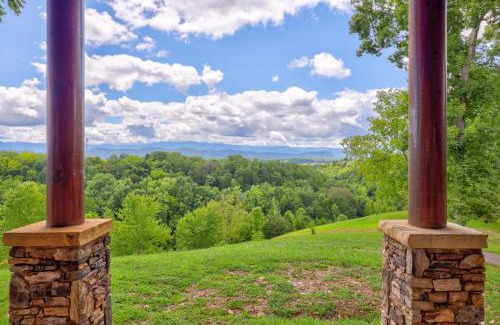 Sevierville House | Paradise Glenn, Huge Cabin, Hot Tub, Game Room, 560 FREE tickets each paid day!