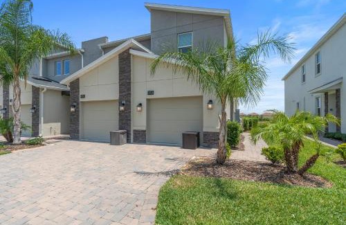 Almont House | Paradise Home 20 Mins to Disney with Pool and Waterpark on Property
