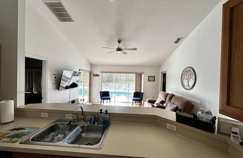 Thousand Oaks House | Paradise home 4bd 3 ba with Pool close to parks!