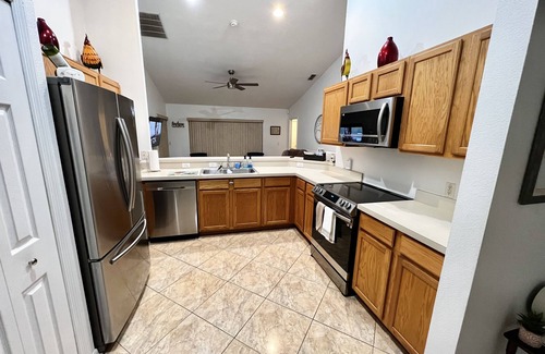 Thousand Oaks House | Paradise home 4bd 3 ba with Pool close to parks!