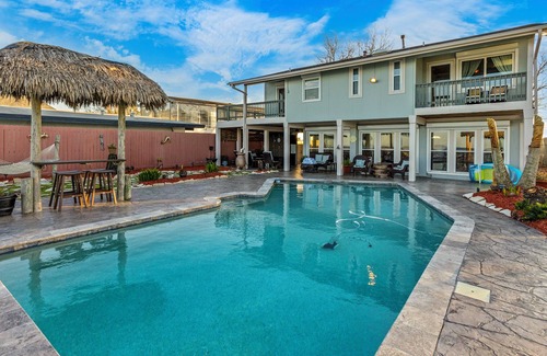 Bacliff House | Paradise HomenSpacious 5-bedroom house sleeping 14 ,WiFi in lovely Bacliff.