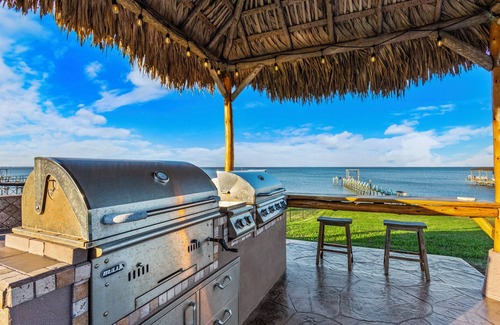 Bacliff House | Paradise HomenSpacious 5-bedroom house sleeping 14 ,WiFi in lovely Bacliff.