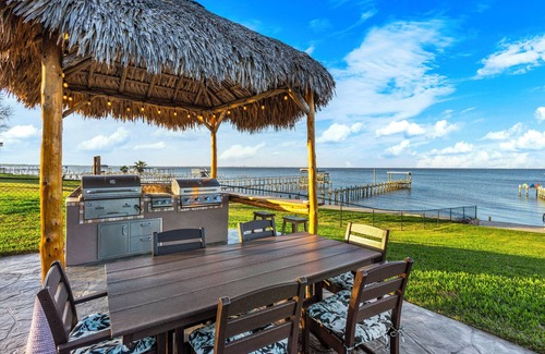 Bacliff House | Paradise HomenSpacious 5-bedroom house sleeping 14 ,WiFi in lovely Bacliff.