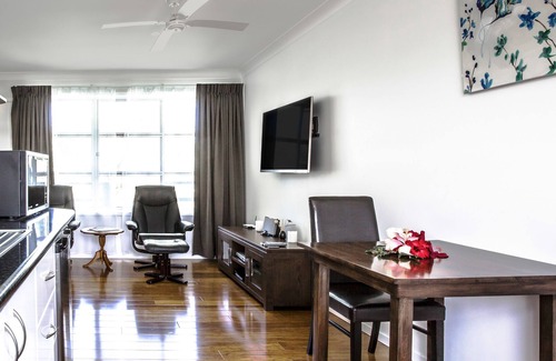 Burnt Pine Hotel | Paradise Hotel And Resort