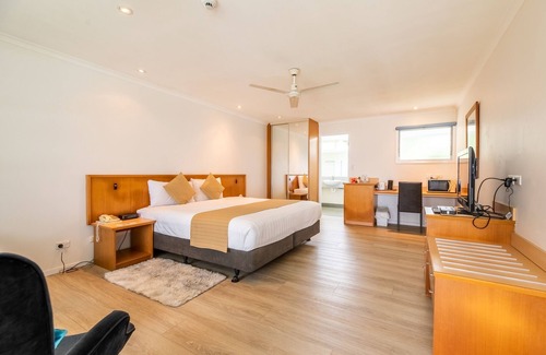 Burnt Pine Hotel | Paradise Hotel And Resort