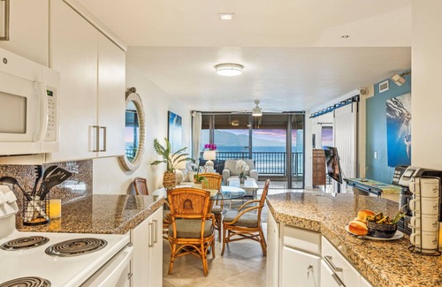 Maalaea Condo | Paradise in Stunning Penthouse with A/C, parking, sleeps 6!nLauloa # 405