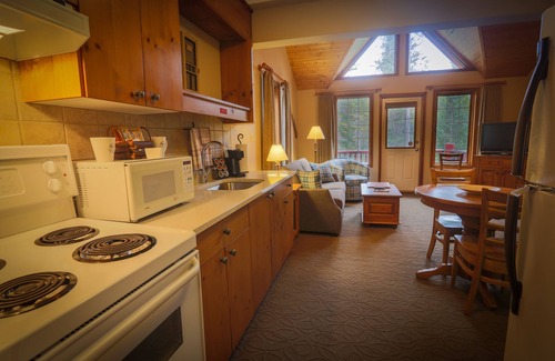 Lake Louise Cabin | Paradise Lodge & Bungalows