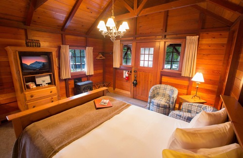 Lake Louise Cabin | Paradise Lodge & Bungalows