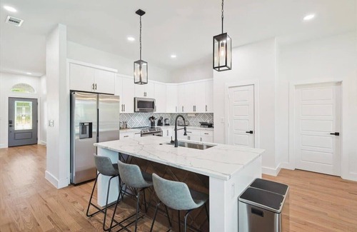 Waxahachie House | Paradise, Modern Home, Pool & Hot Tub