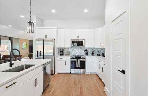 Waxahachie House | Paradise, Modern Home, Pool & Hot Tub