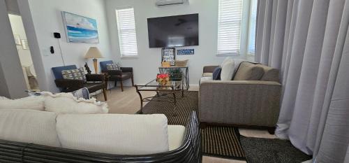 Makaha Valley House | Paradise Ohana Ocean View Oasis with community Pool, Spa, Gym and Rec Area with PingPong, Air Hockey and Foosball