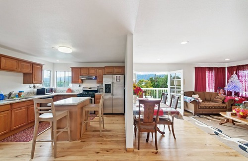 Lake Elsinore House | Paradise On Earth (3-Bedroom Home) with Pool - Pets Allowed by RedAwning