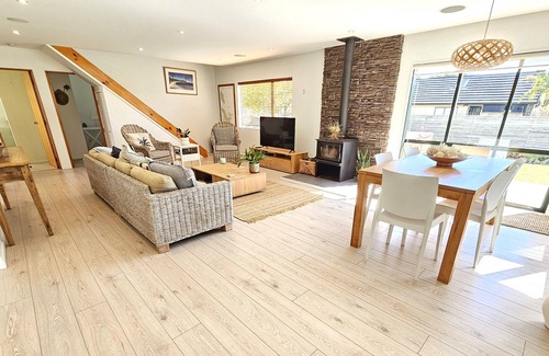 Matarangi House | Paradise on Pacific Parade - Matarangi Retreat