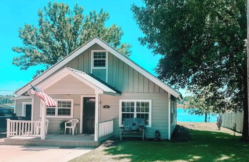 Zavalla House | Paradise on the Lake! Spacious 5 bed waterfront property, close to boat launch.