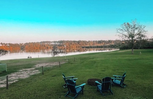 Zavalla House | Paradise on the Lake! Spacious 5 bed waterfront property, close to boat launch.