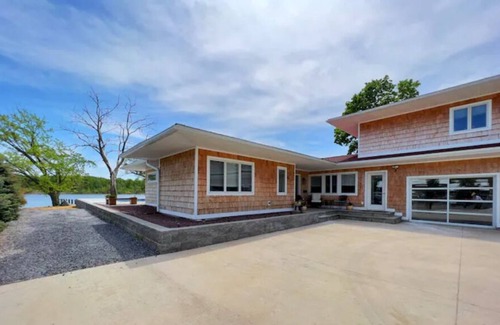 Athens House | Paradise On The River