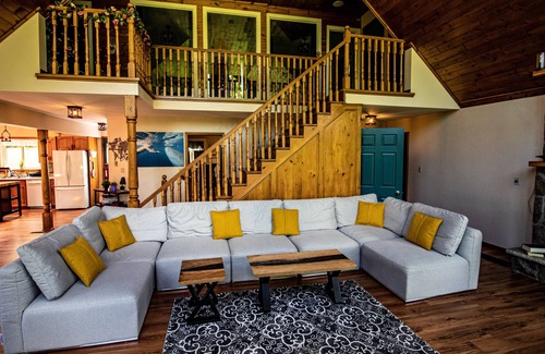Bobcaygeon Cottage | 🌞Paradise Palace Waterfront Cottage hottub 7BR🌞 3500 sq ft. Large games room