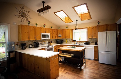 Bobcaygeon Cottage | 🌞Paradise Palace Waterfront Cottage hottub 7BR🌞 3500 sq ft. Large games room