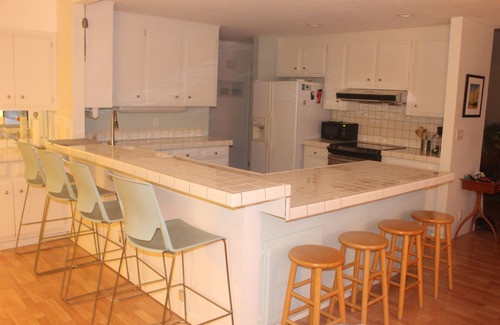 Discovery Bay House | Paradise Point. 1 minute to fast water and a beach! Pool, Spa, Dock. Sleeps 10