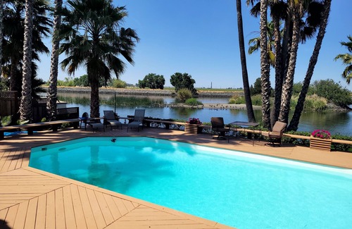 Discovery Bay House | Paradise Point. 1 minute to fast water and a beach! Pool, Spa, Dock. Sleeps 10