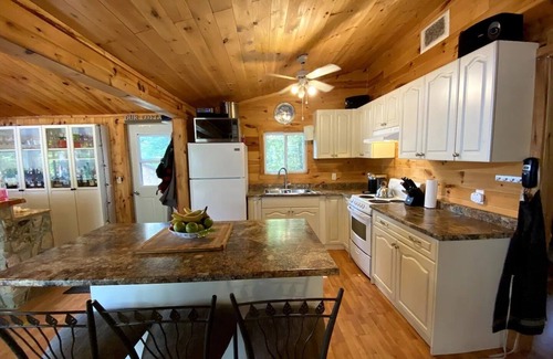 Tudor and Cashel Cottage | Paradise Point Cottage on Weslemkoon Lake