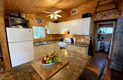 Tudor and Cashel Cottage | Paradise Point Cottage on Weslemkoon Lake