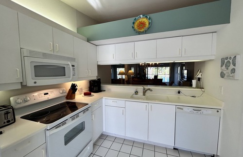 Naples Condo | PARADISE! RESORT POOL Quiet beaches, GETAWAY NOV, DEC 2025 & JAN 2026 AVAILABLE
