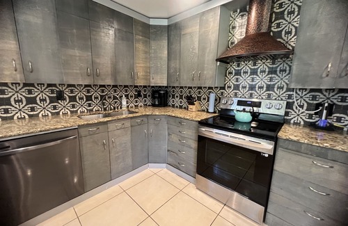 St. Cloud House | Paradise Retreat - Saint Cloud, FL. 4 bedrm Luxury Vacation Rental, Pet Friendly