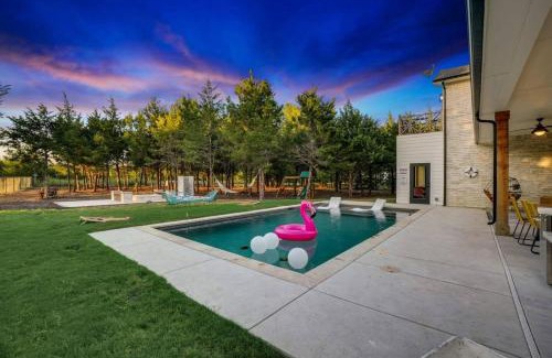 Waxahachie House | Paradise Tiger Mansion 6BR W Pool, Weddings Events