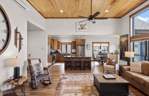 Red Lodge House | Paradise View a dog-friendly vacation rental home with Hot Tub & Wi-Fi.