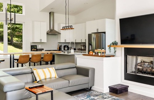 Young Harris Cabin | Paradise View is a 4BR/3BA retreat for 8 in the North Georgia mountains. Enjoy panoramic fall foliage, cozy screened patio, hammock, firepit, game room, and chef’s kitchen. Dog-friendly and perfect for families, groups, or remote work.