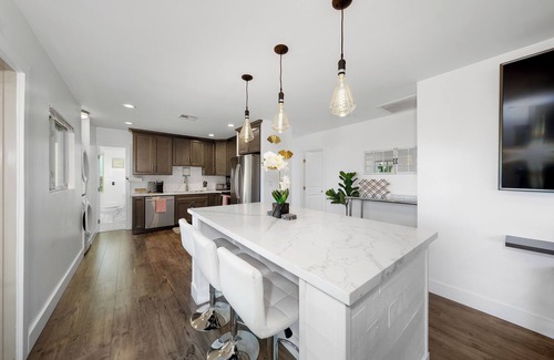 Valencia Park House | Paradise View: Luxury Pool & Spa Retreat