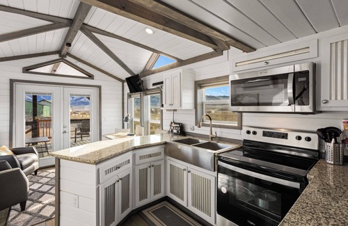 Emigrant House | Paradise View- Tiny home with big views and great location in Paradise Valley