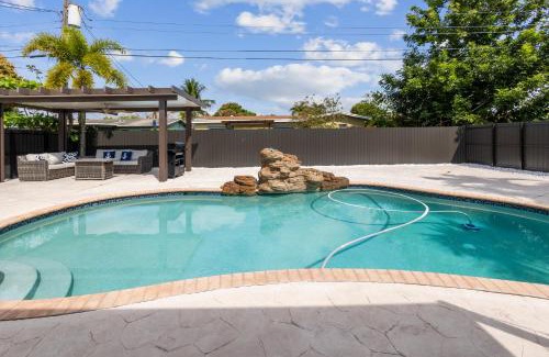 Sunrise House | Paradise with private pool Sleeps 10 near the beach