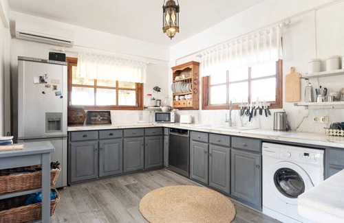 Amaniou House | Paradiso Vintage Villa: Traditional 1944 Gem