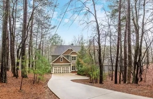 Waleska House | “Paradyess Cove” a welcoming lakefront home and golf community